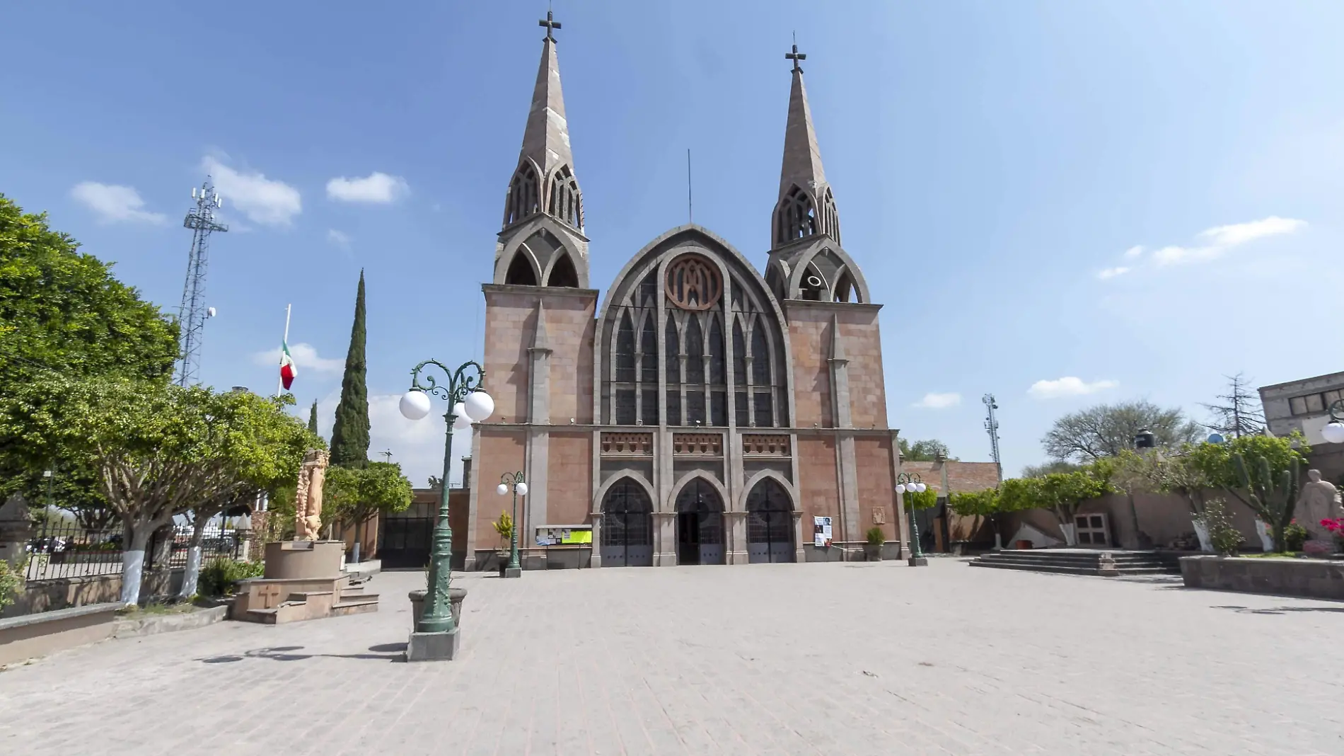 El vía crucis que mayor afluencia registra es el que se lleva a cabo en el centro de Pedro Escobedo. Foto César Ortiz